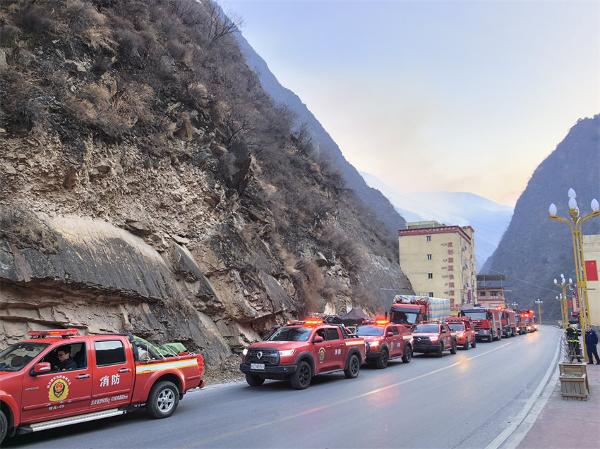 3月17日，四川省消防救援總隊增援力量正在行進。四川省消防救援總隊供圖