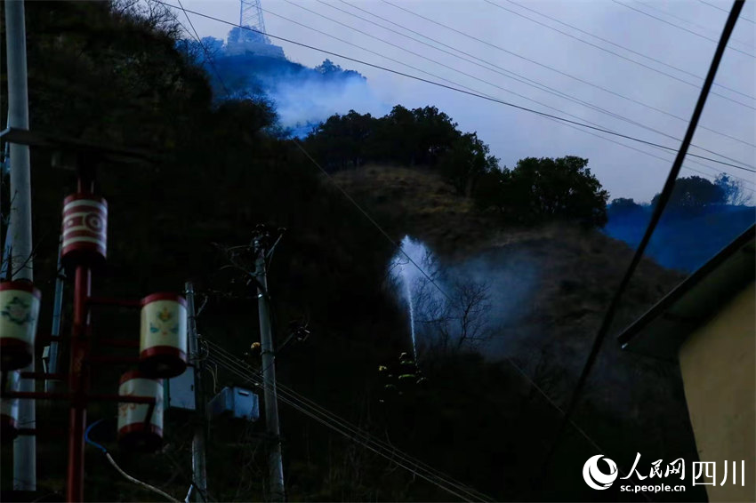 明火依舊清晰，森林消防員在滅火。人民網記者 朱虹攝