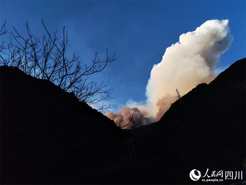 遠處的火燒云。人民網記者 朱虹攝