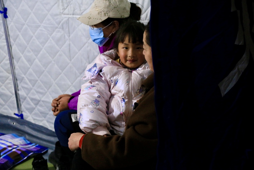 雅江縣城關第一完全小學安置點的群眾。人民網記者 朱虹攝