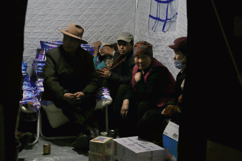 雅江縣城關第一完全小學安置點的群眾。人民網記者 朱虹攝