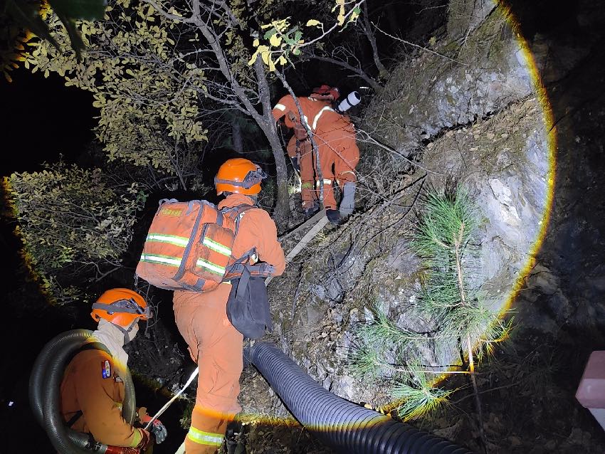 四川森林消防總隊甘孜支隊全力撲救山火。姚強強攝