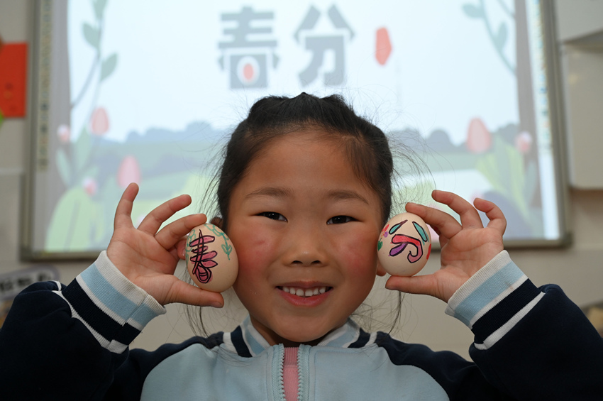 小朋友在老師帶領下體驗繪彩蛋和豎雞蛋等傳統習俗。蘭自濤攝