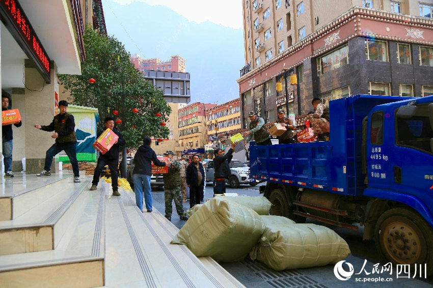 雅江縣的志愿者們有序搬運物資。人民網記者朱虹攝