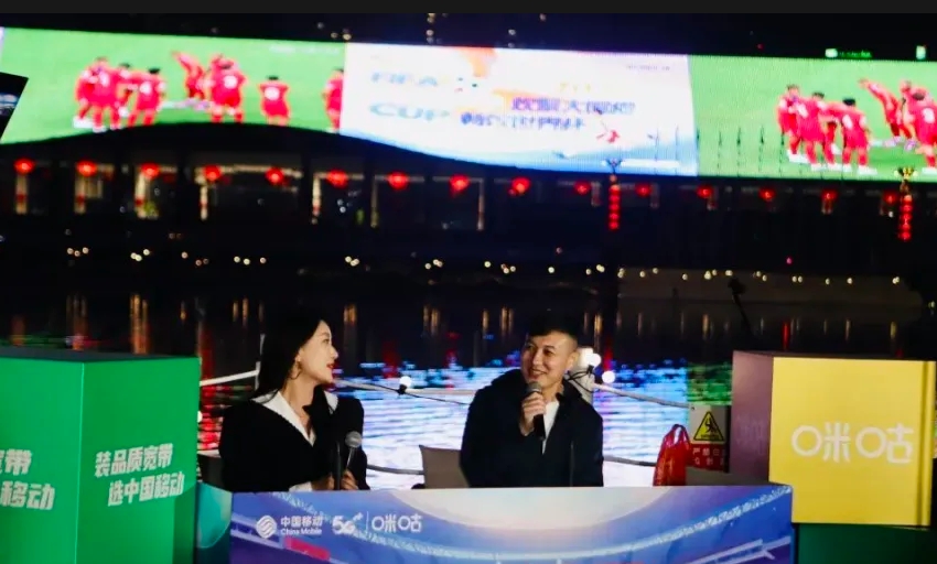 足球解說員現場解說賽事。天府新區融媒體中心供圖