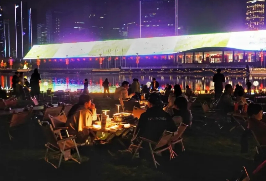 邊吃邊看球賽。天府新區融媒體中心供圖