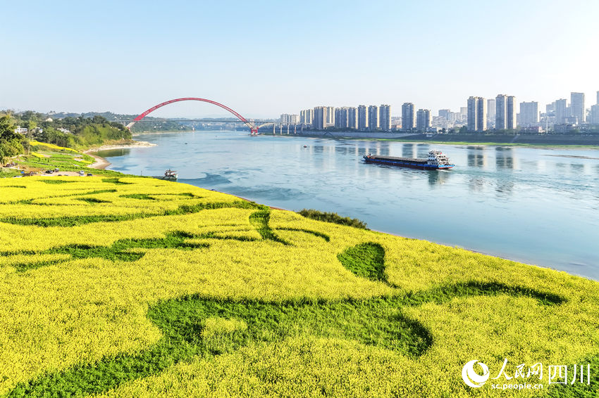 水清岸綠，游人如織。李貴平攝