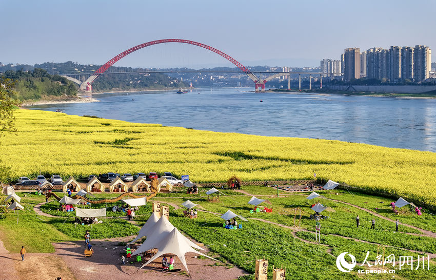 水清岸綠，游人如織。李貴平攝