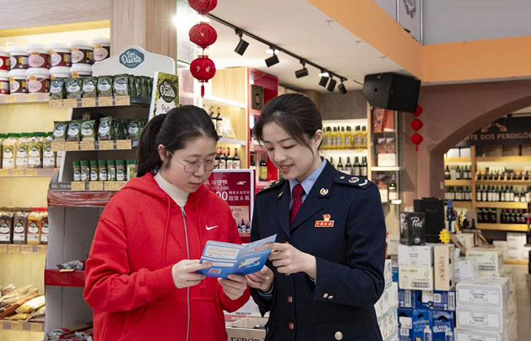 稅務干部到企業宣傳新的稅收優惠政策。成都市稅務局供圖