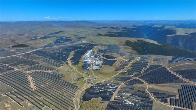 世界最大水光互補電站柯拉光伏電站。成都院供圖