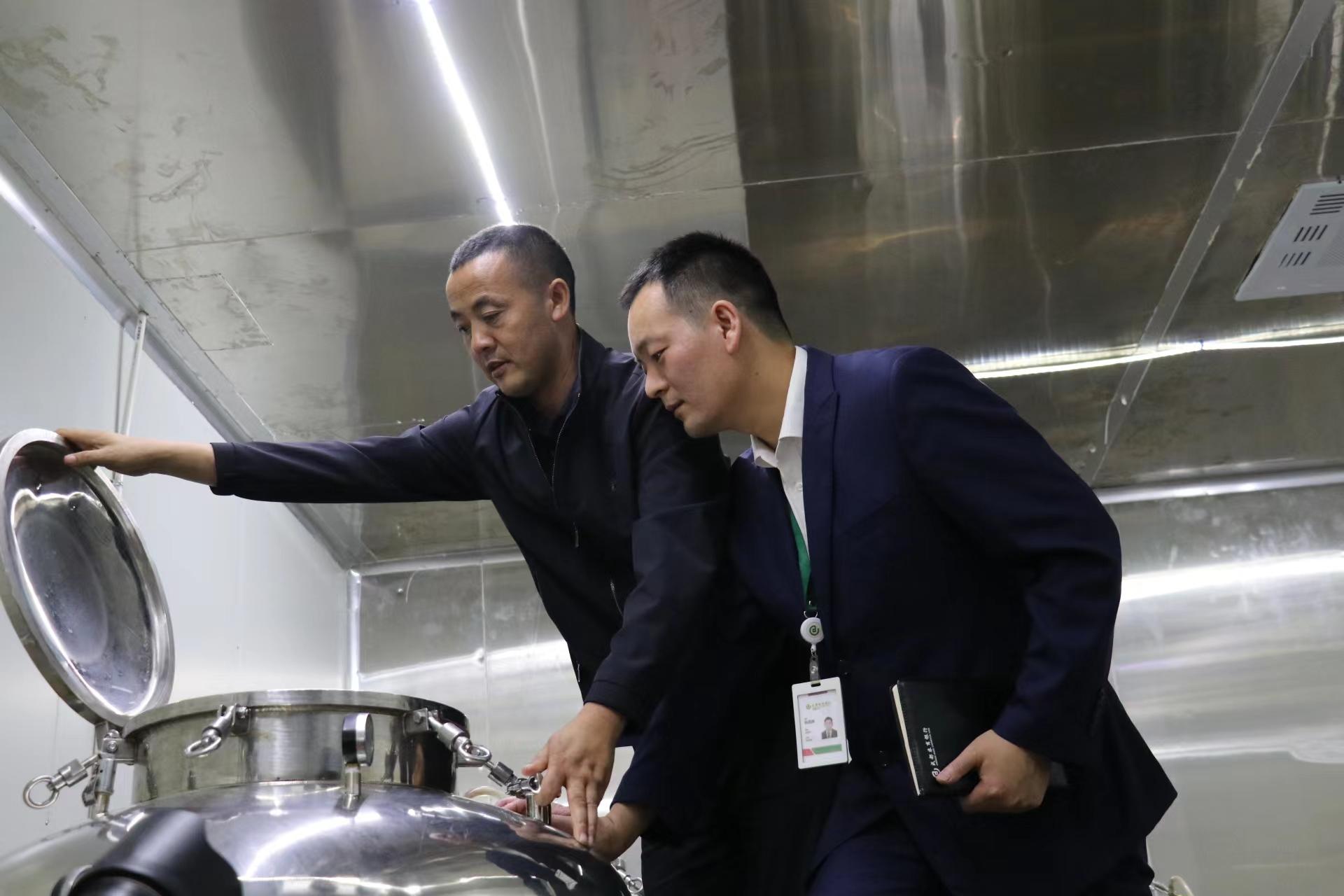 作為農商銀行長年跑一線的客戶經理，歐昌鵬和朱勇很熟悉，對于朱勇要上新設備擴大產量的事情，歐昌鵬十分上心。