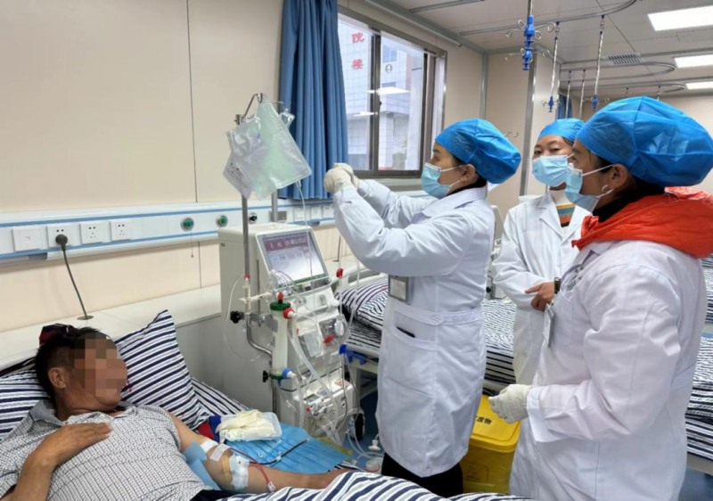 患者透析治療。江油市結對幫扶布拖縣工作隊供圖