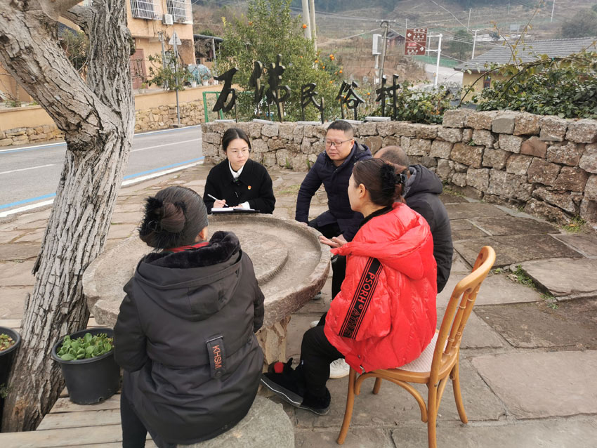 羅江區紀檢監察干部到白馬關鎮萬佛村監督檢查基層減負落實情況。羅江區紀委供圖