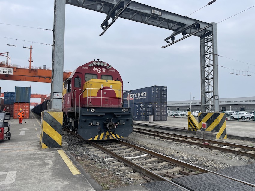 滿載貨物的列車整裝待發。蜀道集團供圖