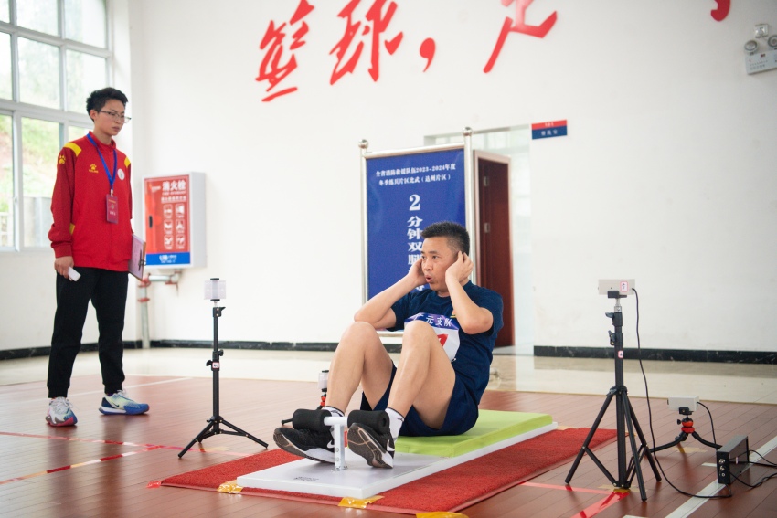 消防員在進行仰臥起坐比賽。廣元市消防救援支隊供圖