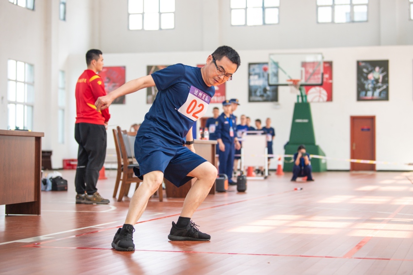 消防員正在參加5x10米折返跑比賽。達州市消防救援支隊供圖