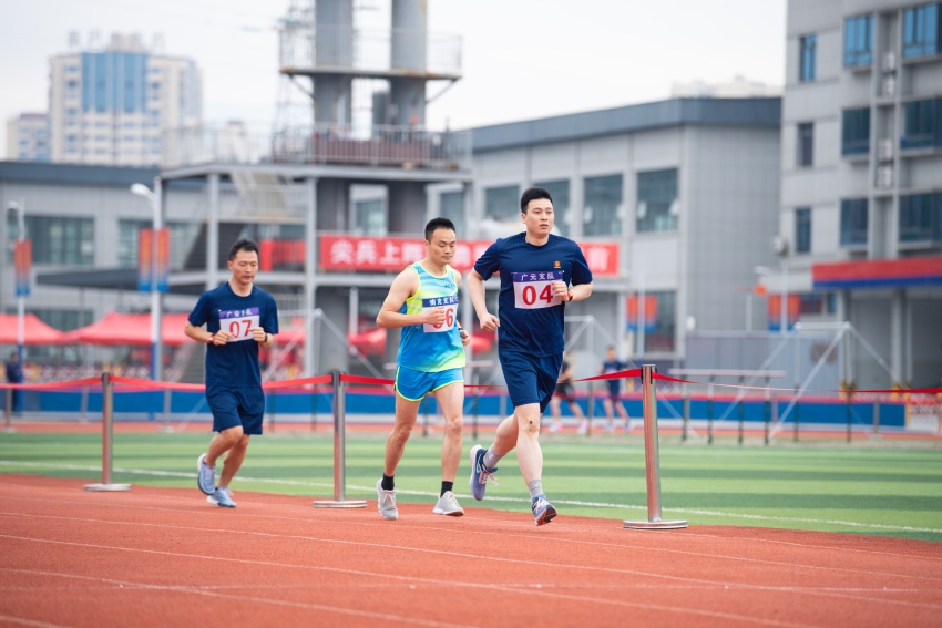 消防員正在進行3000米跑比賽。四川省消防救援總隊供圖