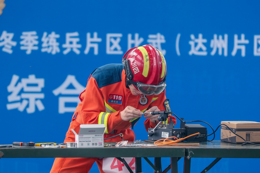消防員正在進行信通科目比賽。廣元市消防救援支隊供圖