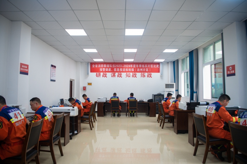 消防員正在進行信息報送標繪操比賽。四川省消防救援總隊供圖