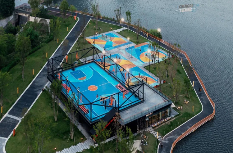 湖畔籃球場。