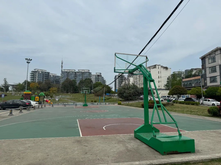 戶外標準籃球場。