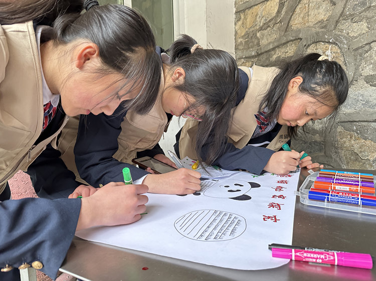 孩子們繪出如何保護大熊貓。黃管局供圖