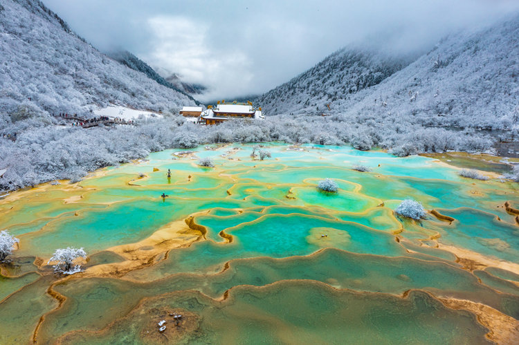 黃龍景區冬季五彩池。黃管局供圖