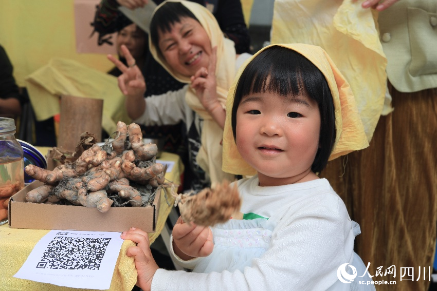 市集上的孩子。人民網記者 朱虹攝