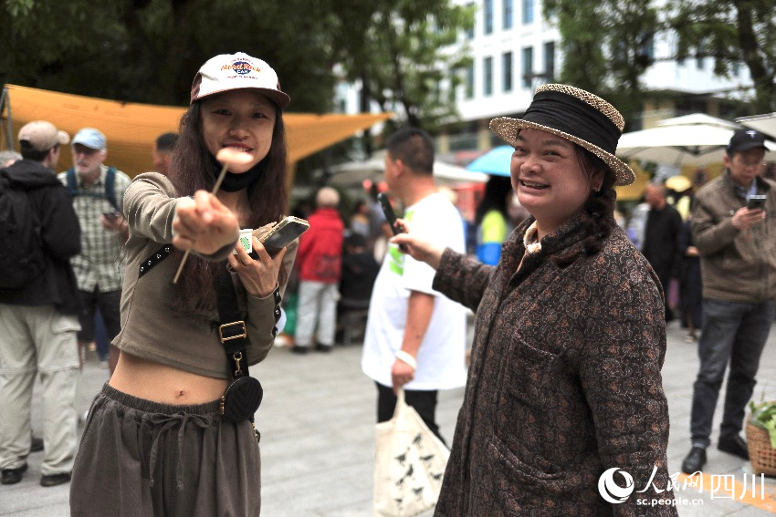 市集上的人們。人民網記者 朱虹攝