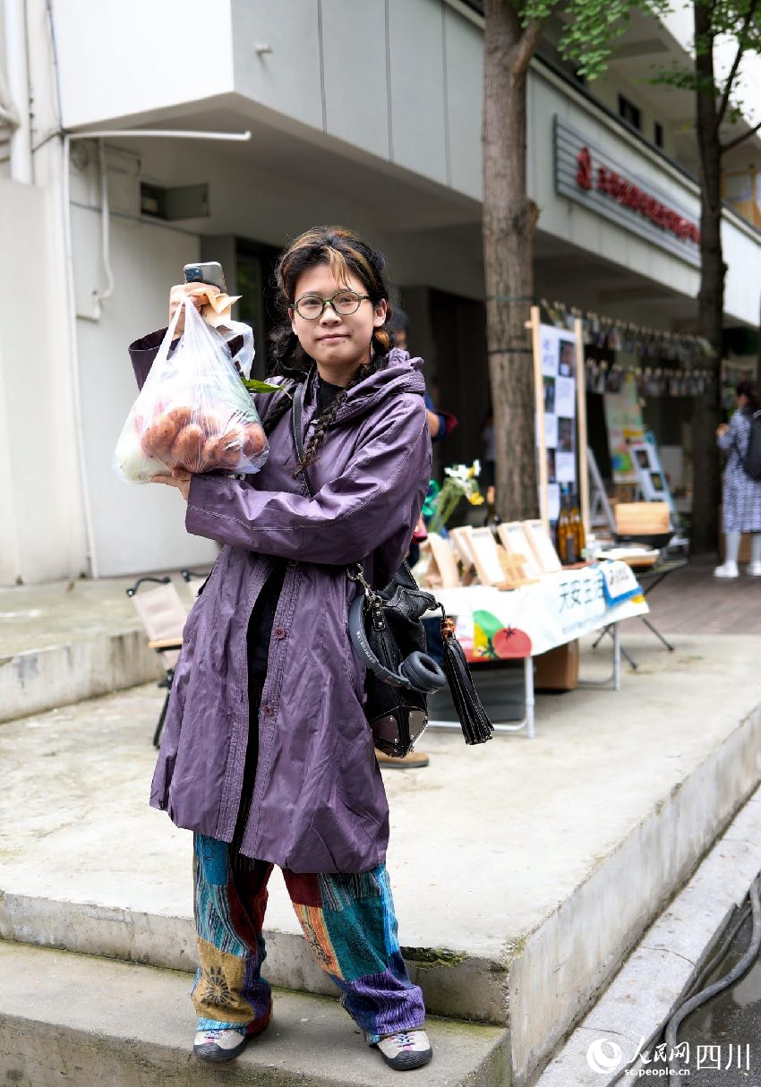 市集上的年輕人。人民網記者 朱虹攝