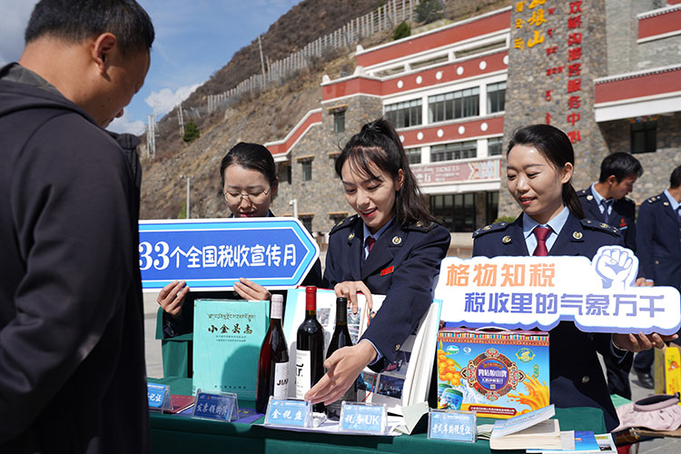 國家稅務總局小金縣稅務局在景區門口設置“流動稅宣站”。四川省稅務局供圖