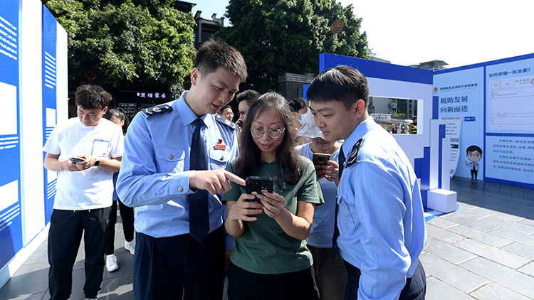 稅務人員在“流動稅宣站”為納稅人解答稅費疑惑。四川省稅務局供圖