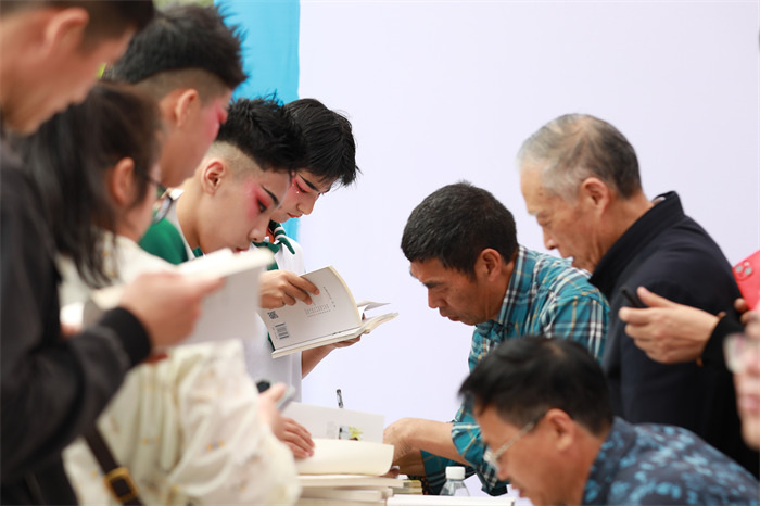 群眾積極參加現場活動。夏俊林攝