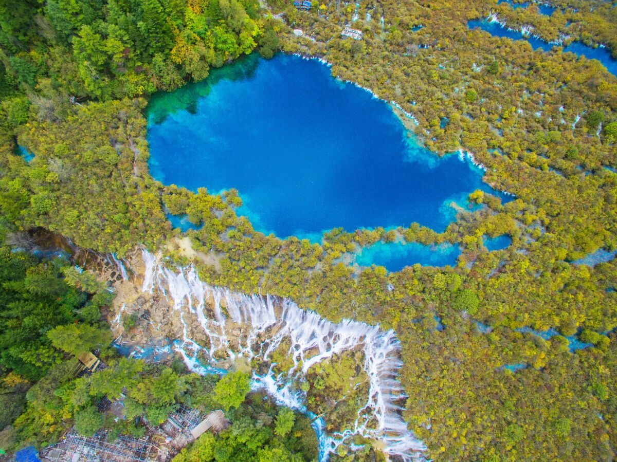 九寨溝景區海子瀑布。阿壩州委網信辦供圖