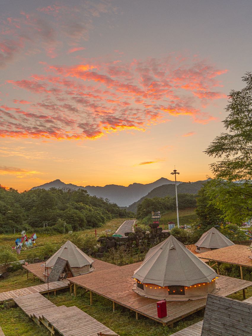 西嶺雪山景區美景。景區供圖