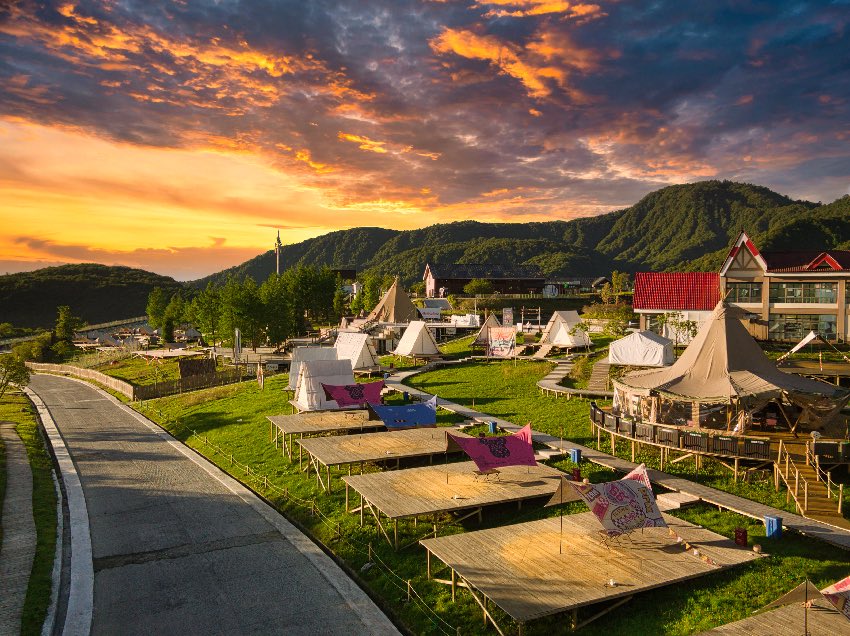 西嶺雪山景區美景。景區供圖