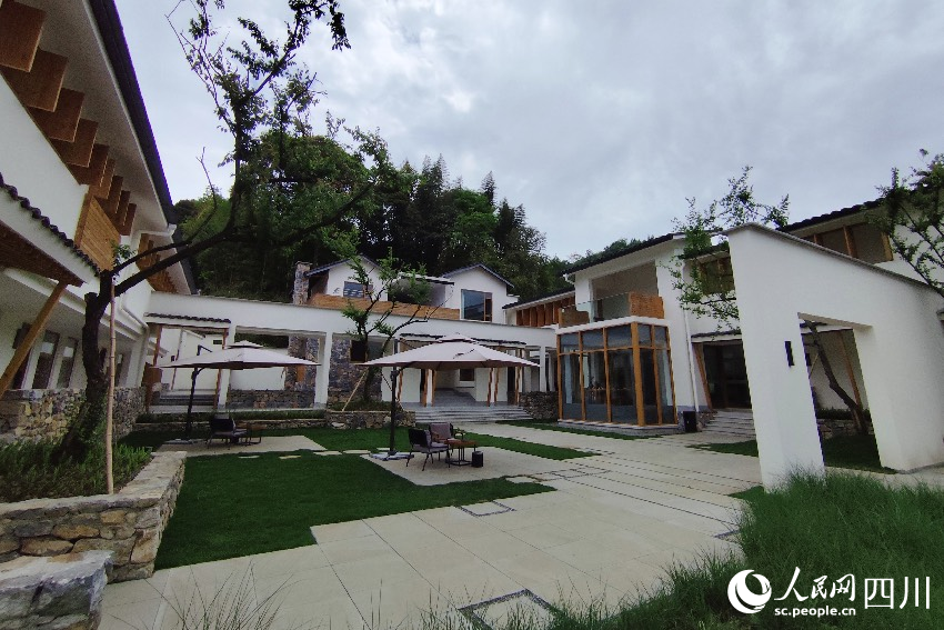 “方塘·青山臺”作為社區第三代共享民宿，不僅延續了社區的共享理念，更在居住體驗的軟硬件上做了升級。人民網記者 朱虹攝