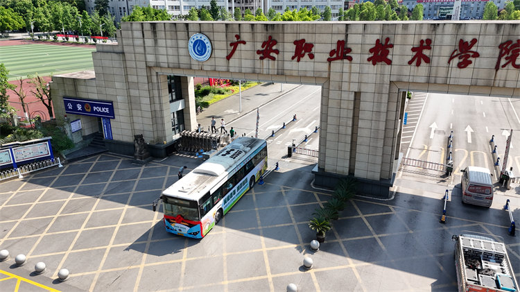 主題公交駛入學校。王林攝