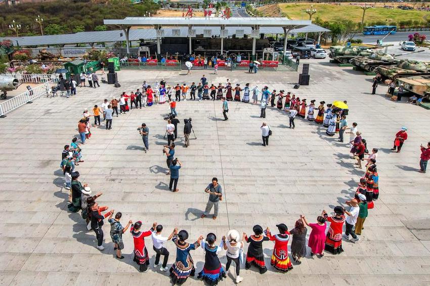 跳起歡樂的鍋莊。鹽邊縣委宣傳部供圖