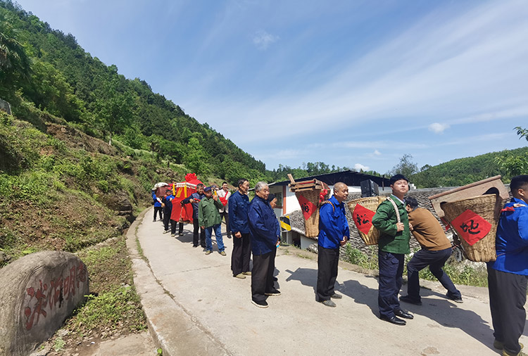 背著嫁妝的親友團。張文良供圖
