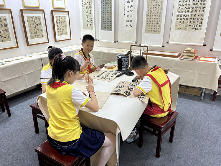 同學們練書法。成都市泡桐樹中學供圖