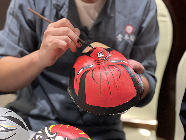 非遺傳承人正在畫臉譜。成都市樹德實驗中學（西區）供圖