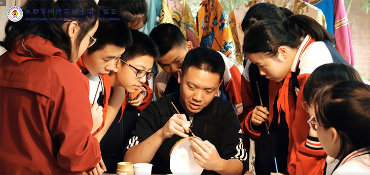 同學們正在學畫臉譜。成都市樹德實驗中學（西區）供圖