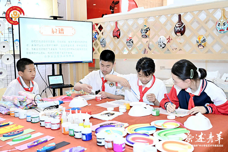 同學們自己動手做臉譜。成都市樹德實驗中學（西區）供圖