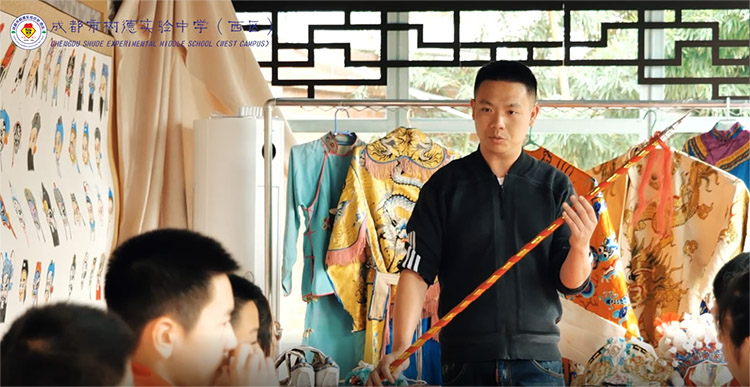 專業老師正在給同學們上課。成都市樹德實驗中學（西區）供圖