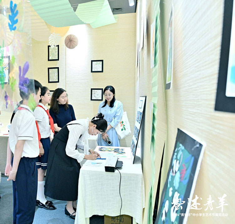 市民參觀不“紙”如此藝術工作坊。成都市實驗小學戰旗分校供圖