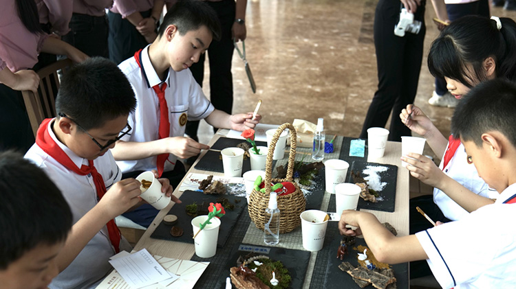 同學們正在創作作品。成都市實驗小學供圖