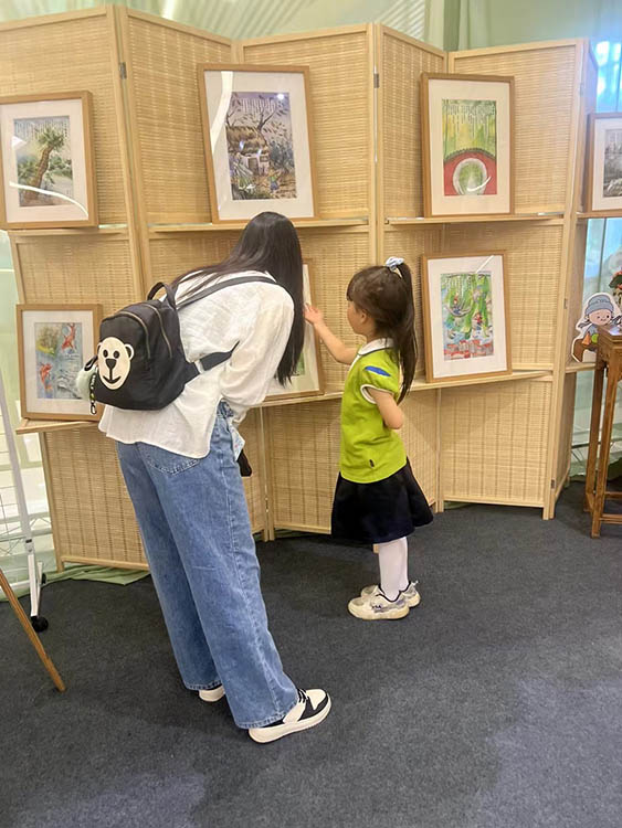 小學生向市民介紹作品內容。成都市草堂小學供圖