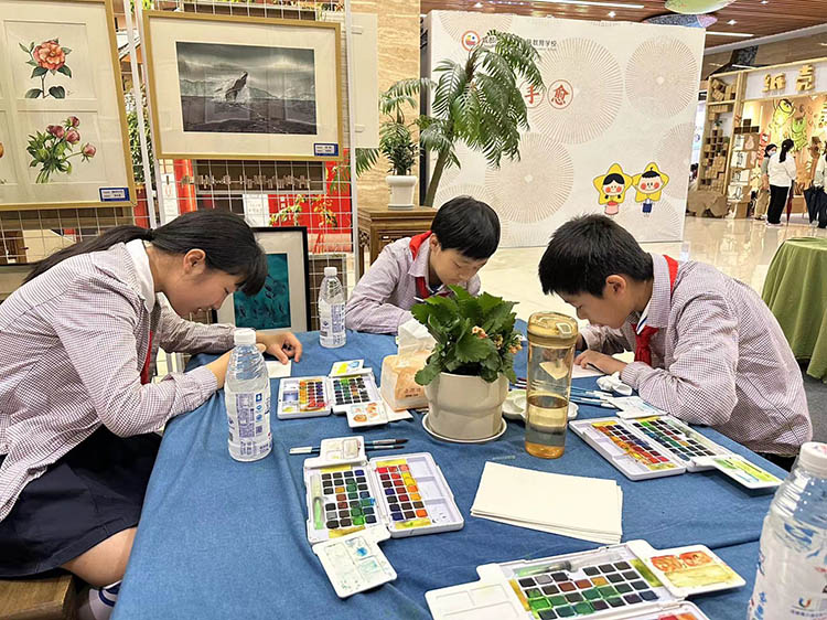 學生創作水彩畫。成都市草堂小學供圖