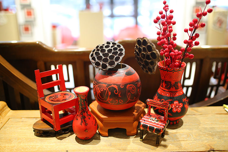 學生仿漆作品。成都市勝西小學供圖